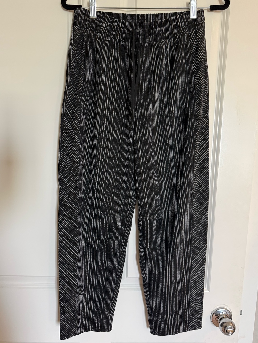 Athleta Striped Pull-On Pants Size 2 Black White Tapered Ankle - Picture 2 of 6